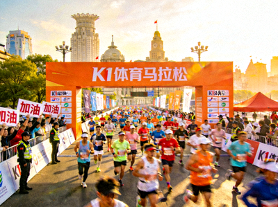 K1体育策划的大型城市马拉松赛事活动现场，人群涌动